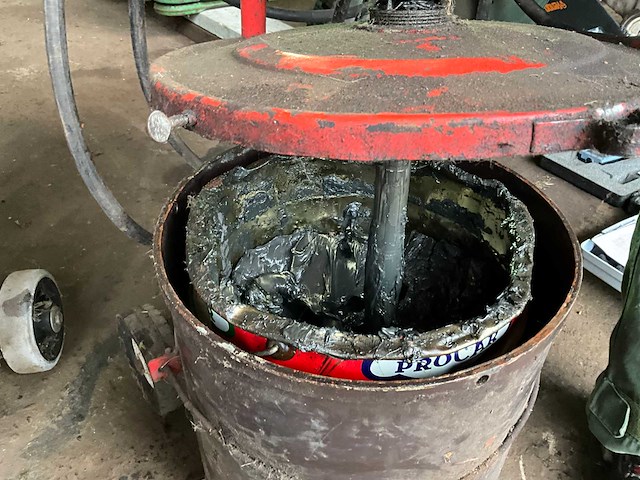 Partie olie en smeer producten (vaten nog gevuld en bruikbaar) - afbeelding 7 van  8