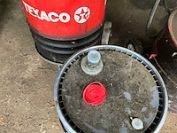 Partie olie en smeer producten (vaten nog gevuld en bruikbaar) - afbeelding 8 van  8