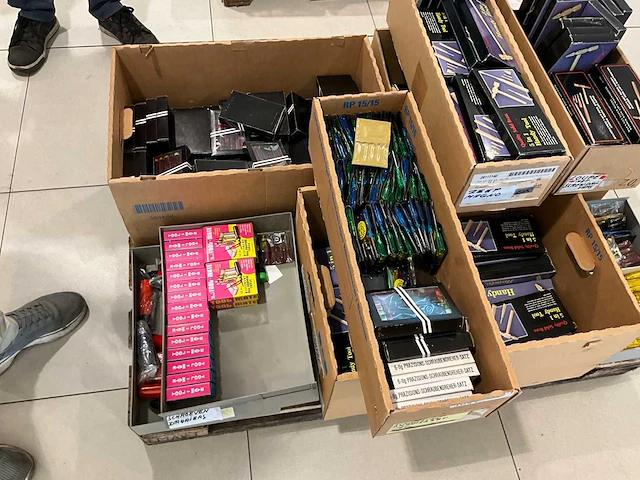 Partij "5 in 1 handy tool" gadgets en promotionele schroevendraaiers – nieuw, in doos - afbeelding 4 van  4