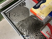 Partij aandrijfkettingen, kettingwielen en geleiderollen - afbeelding 15 van  135