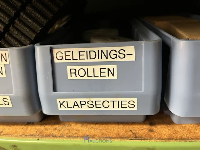 Partij aandrijfkettingen, kettingwielen en geleiderollen - afbeelding 29 van  135