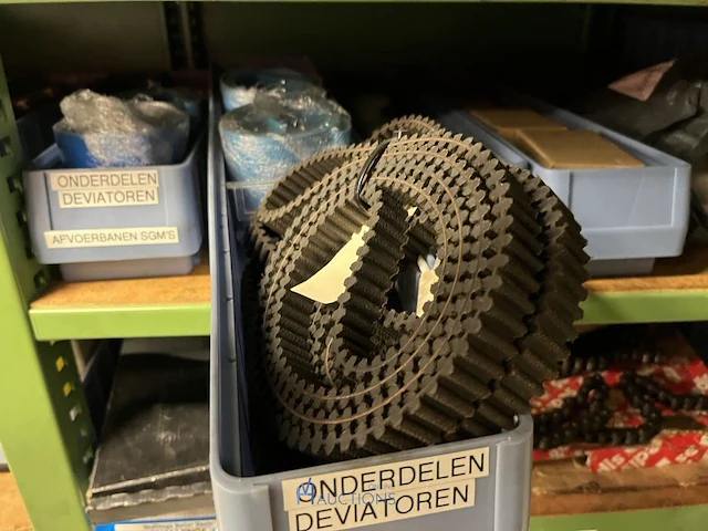 Partij aandrijfkettingen, kettingwielen en geleiderollen - afbeelding 32 van  135
