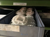 Partij aandrijfkettingen, kettingwielen en geleiderollen - afbeelding 39 van  135