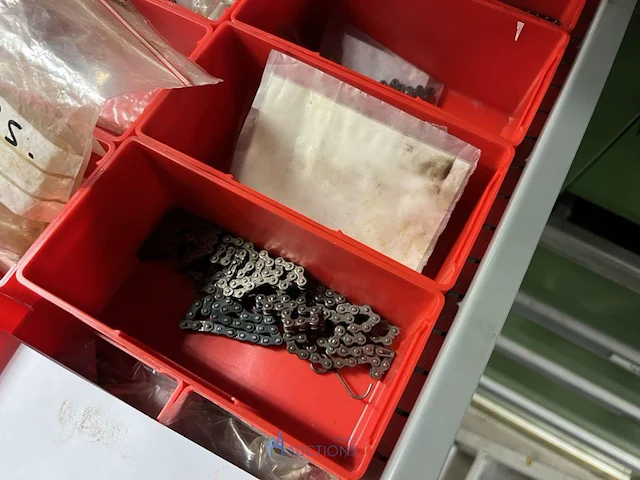Partij aandrijfkettingen, kettingwielen en geleiderollen - afbeelding 52 van  135