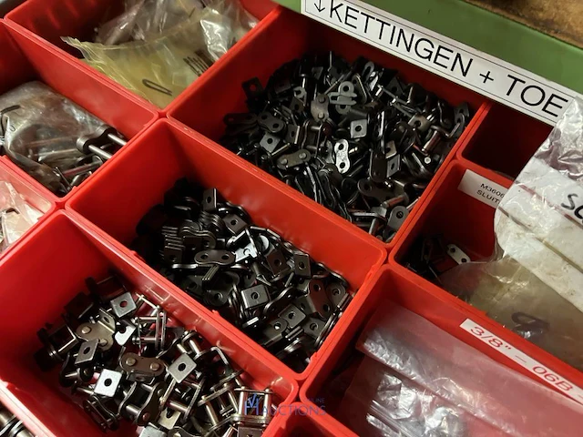 Partij aandrijfkettingen, kettingwielen en geleiderollen - afbeelding 57 van  135