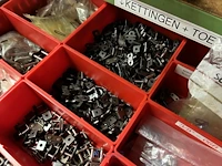 Partij aandrijfkettingen, kettingwielen en geleiderollen - afbeelding 57 van  135