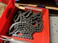Partij aandrijfkettingen, kettingwielen en geleiderollen - afbeelding 64 van  135