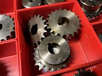 Partij aandrijfkettingen, kettingwielen en geleiderollen - afbeelding 104 van  135