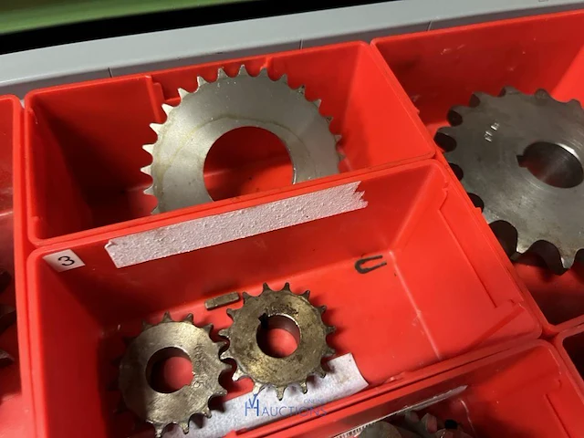 Partij aandrijfkettingen, kettingwielen en geleiderollen - afbeelding 111 van  135