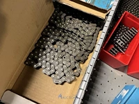 Partij aandrijfkettingen, kettingwielen en geleiderollen - afbeelding 131 van  135