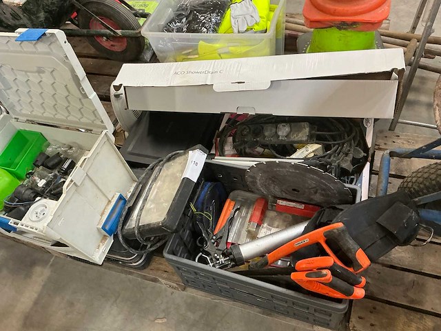 Partij aannemersbenodigdheden - afbeelding 1 van  16