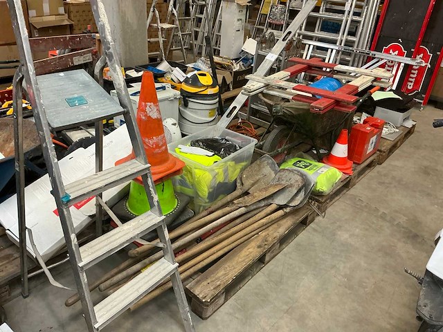 Partij aannemersmateriaal - afbeelding 1 van  8
