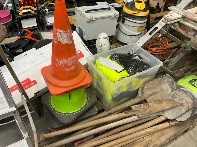 Partij aannemersmateriaal - afbeelding 3 van  8