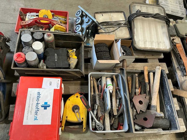 Partij aannemersmateriaal - afbeelding 1 van  6