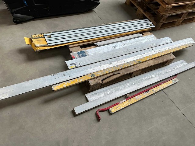 Partij aannemersmateriaal - afbeelding 1 van  4