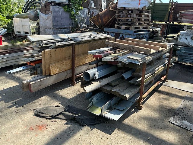 Partij aannemersmateriaal - afbeelding 1 van  7