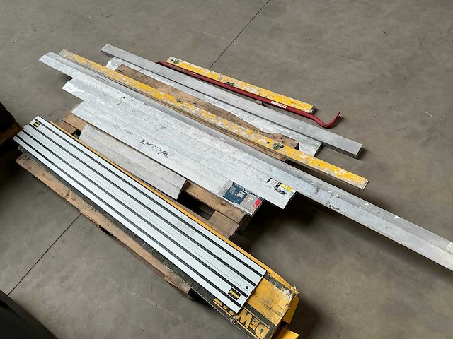 Partij aannemersmateriaal - afbeelding 1 van  5