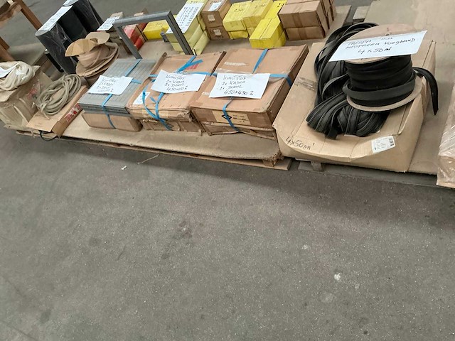 Partij aannemersmateriaal - afbeelding 1 van  7