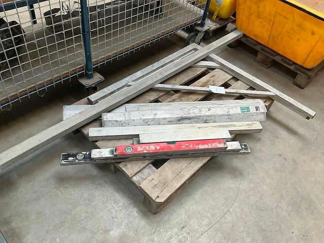 Partij aannemersmateriaal - afbeelding 1 van  4