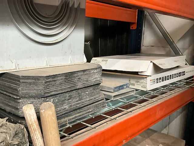 Partij aannemersmaterialen en gereedschap - afbeelding 2 van  21