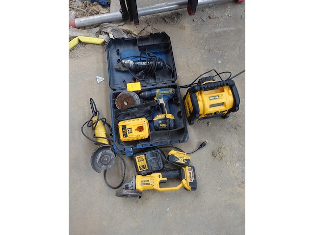 Partij accu dewalt machines - afbeelding 1 van  9