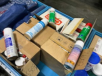 Partij aerosol spuitbussen - afbeelding 1 van  2