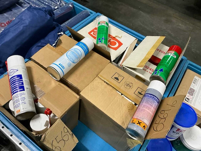 Partij aerosol spuitbussen - afbeelding 1 van  7