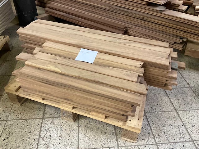 Partij afromosia latten (93x) - afbeelding 1 van  5