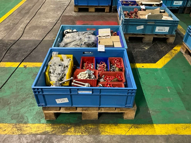 Partij afsluitkranen en divers - afbeelding 1 van  14