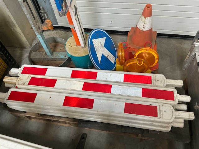Partij afzet- en verkeersmaterialen - afbeelding 2 van  4