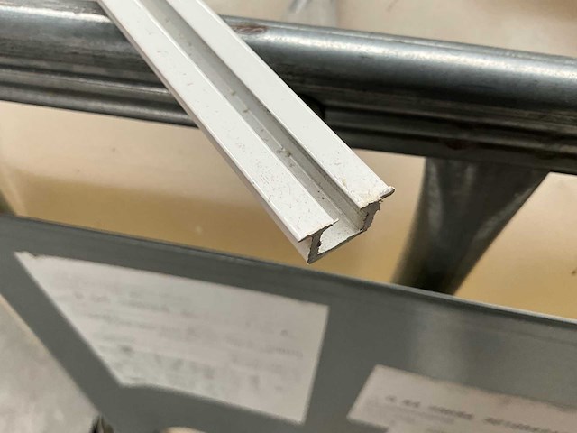 Partij aluminium plinten, 5cm hoog, 3mm dik, gelakt (diverse kleuren) - afbeelding 2 van  10