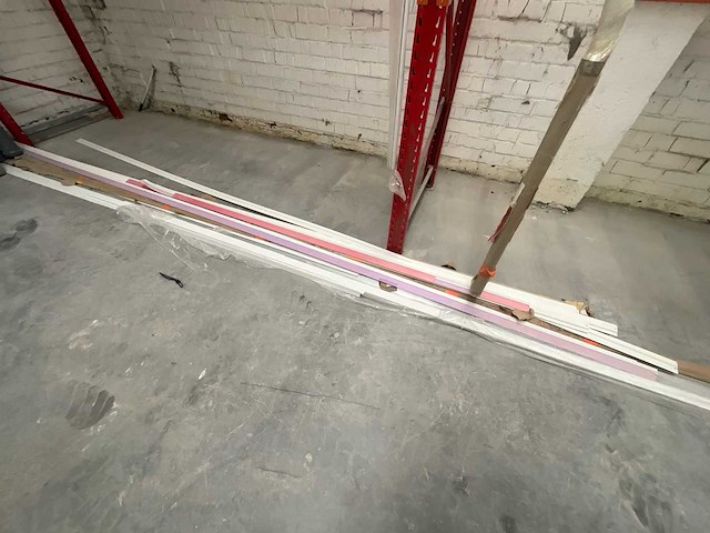 Partij aluminium plinten, 5cm hoog, 3mm dik, gelakt (diverse kleuren) - afbeelding 1 van  10