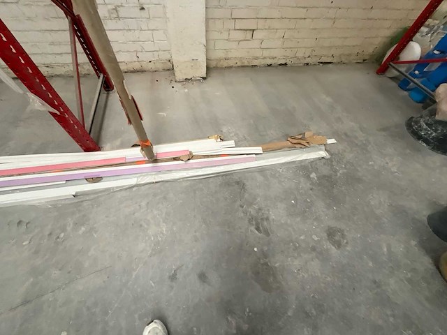 Partij aluminium plinten, 5cm hoog, 3mm dik, gelakt (diverse kleuren) - afbeelding 6 van  10