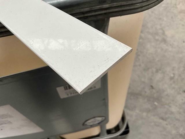 Partij aluminium plinten, 5cm hoog, 3mm dik, gelakt (diverse kleuren) - afbeelding 9 van  10