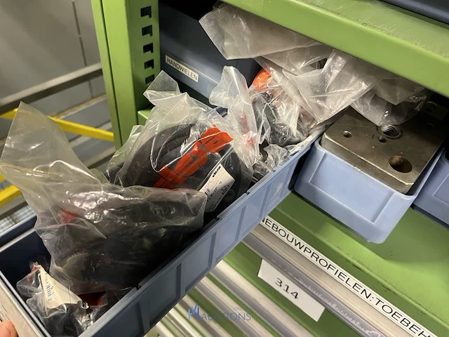 Partij aluminium profielen en machinebouwtoebehoren - afbeelding 9 van  109
