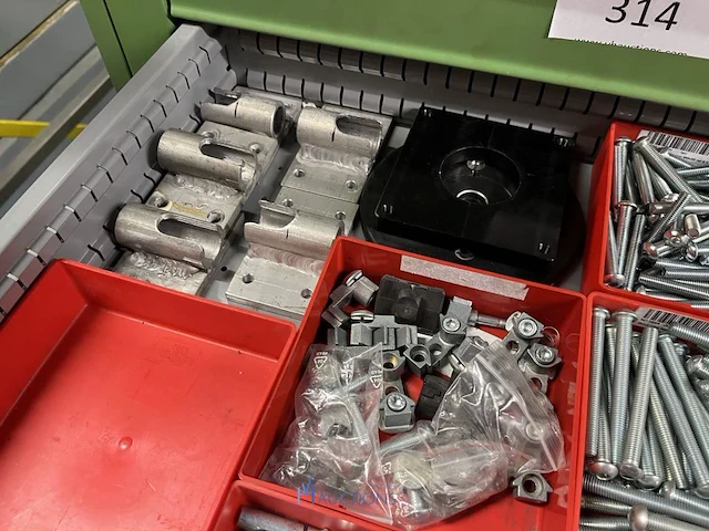 Partij aluminium profielen en machinebouwtoebehoren - afbeelding 30 van  109