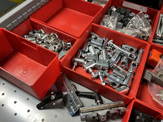 Partij aluminium profielen en machinebouwtoebehoren - afbeelding 35 van  109