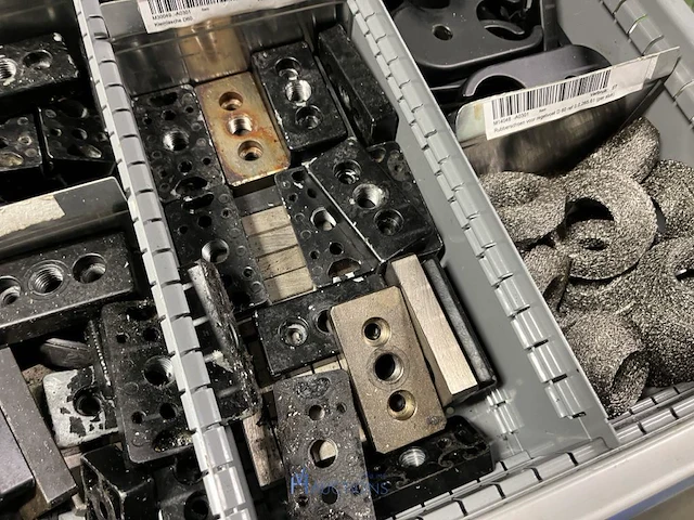 Partij aluminium profielen en machinebouwtoebehoren - afbeelding 53 van  109