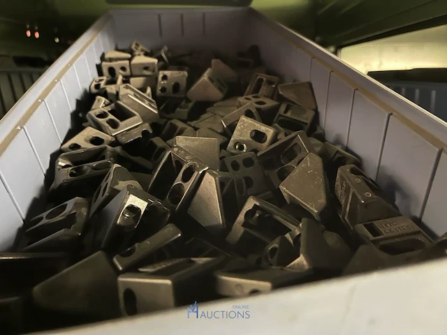 Partij aluminium profielen en machinebouwtoebehoren - afbeelding 103 van  109