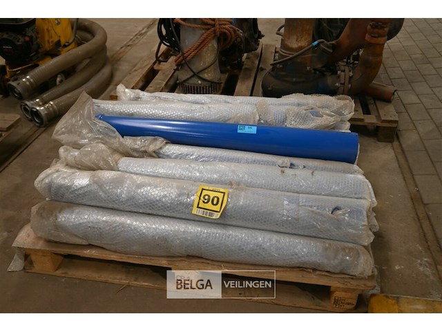 Partij amsterdammers (trottoirpaaltjes) - afbeelding 1 van  5