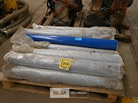 Partij amsterdammers (trottoirpaaltjes) - afbeelding 1 van  5