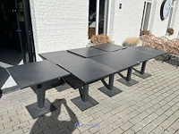 Partij antracietkleurige terrastafels