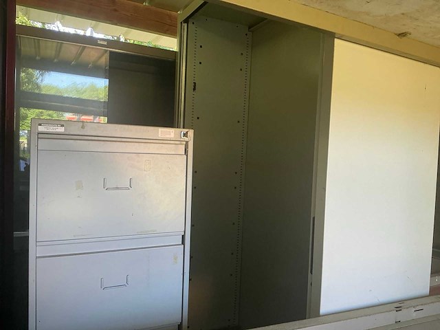 Partij archiefkast en tafels - afbeelding 7 van  7