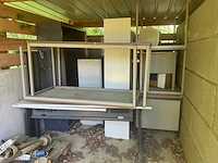 Partij archiefkast en tafels