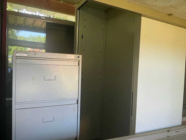 Partij archiefkast en tafels - afbeelding 7 van  7