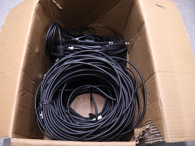 Partij audio kabels in doos - afbeelding 1 van  5