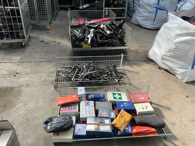 Partij auto benodigdheden - afbeelding 1 van  9