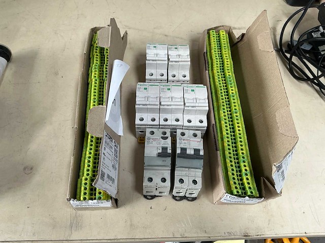 Partij automaten en railklemmen - afbeelding 1 van  6