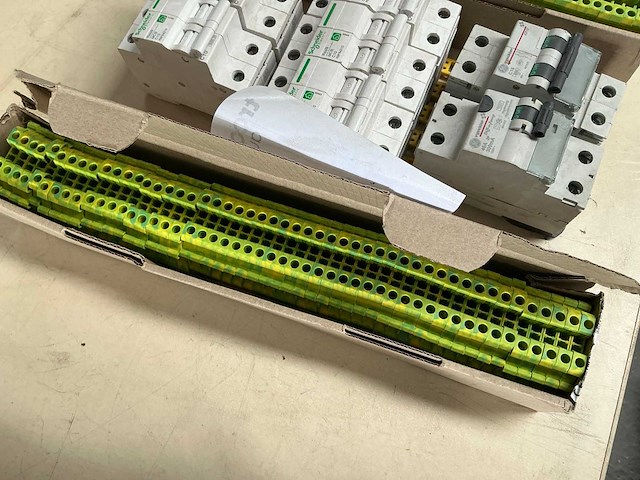 Partij automaten en railklemmen - afbeelding 3 van  6