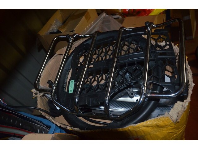 Partij autoonderdelen w.o. kappen, uitlaten, sturen, lampen, roosters, enz - afbeelding 3 van  40